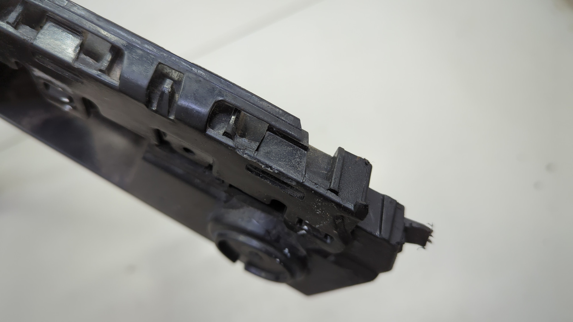 Кронштейн заднего бампера правый