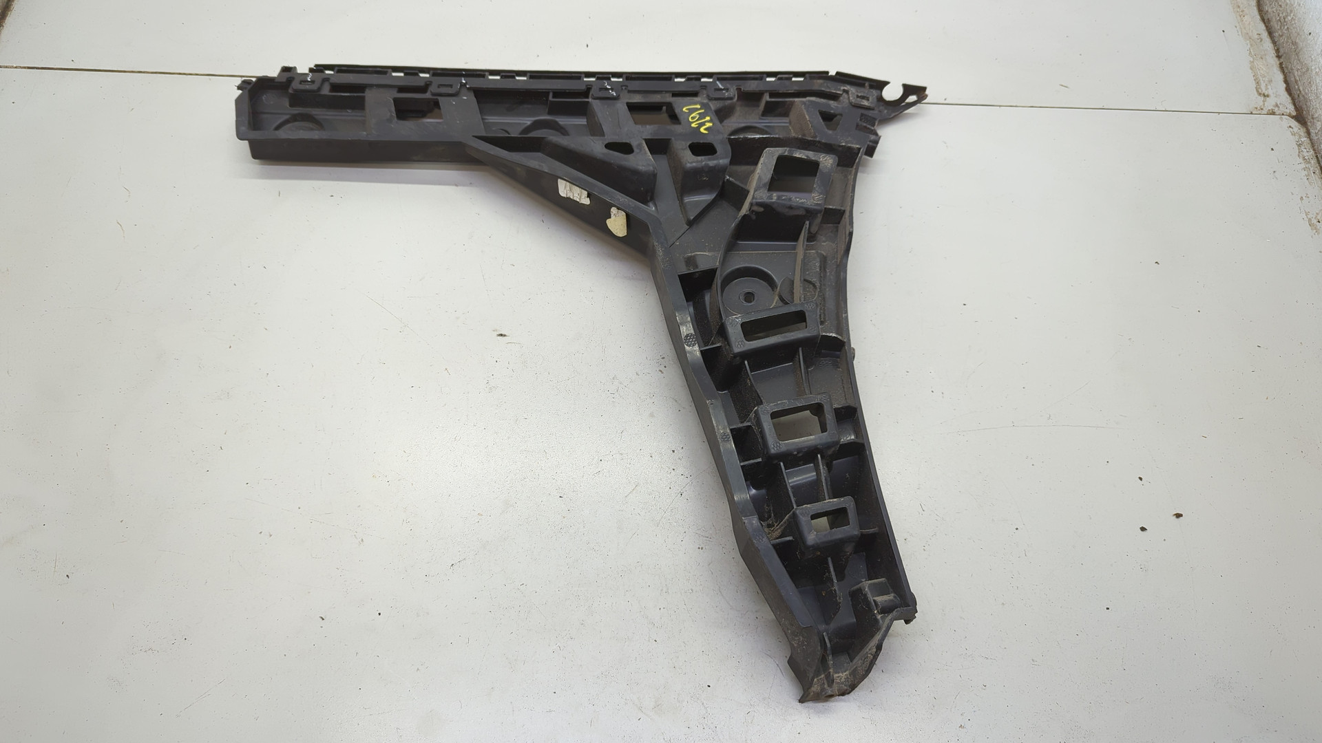 Кронштейн заднего бампера правый