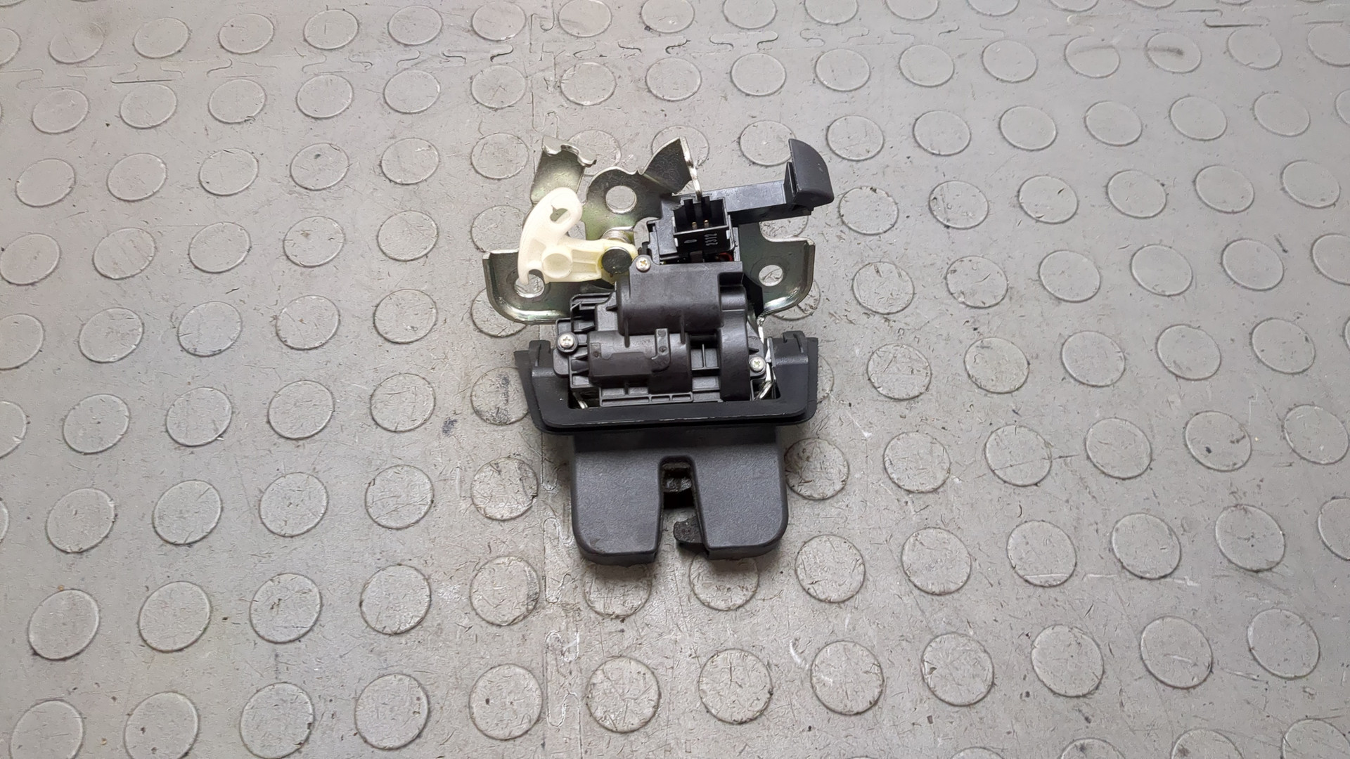 Замок багажника