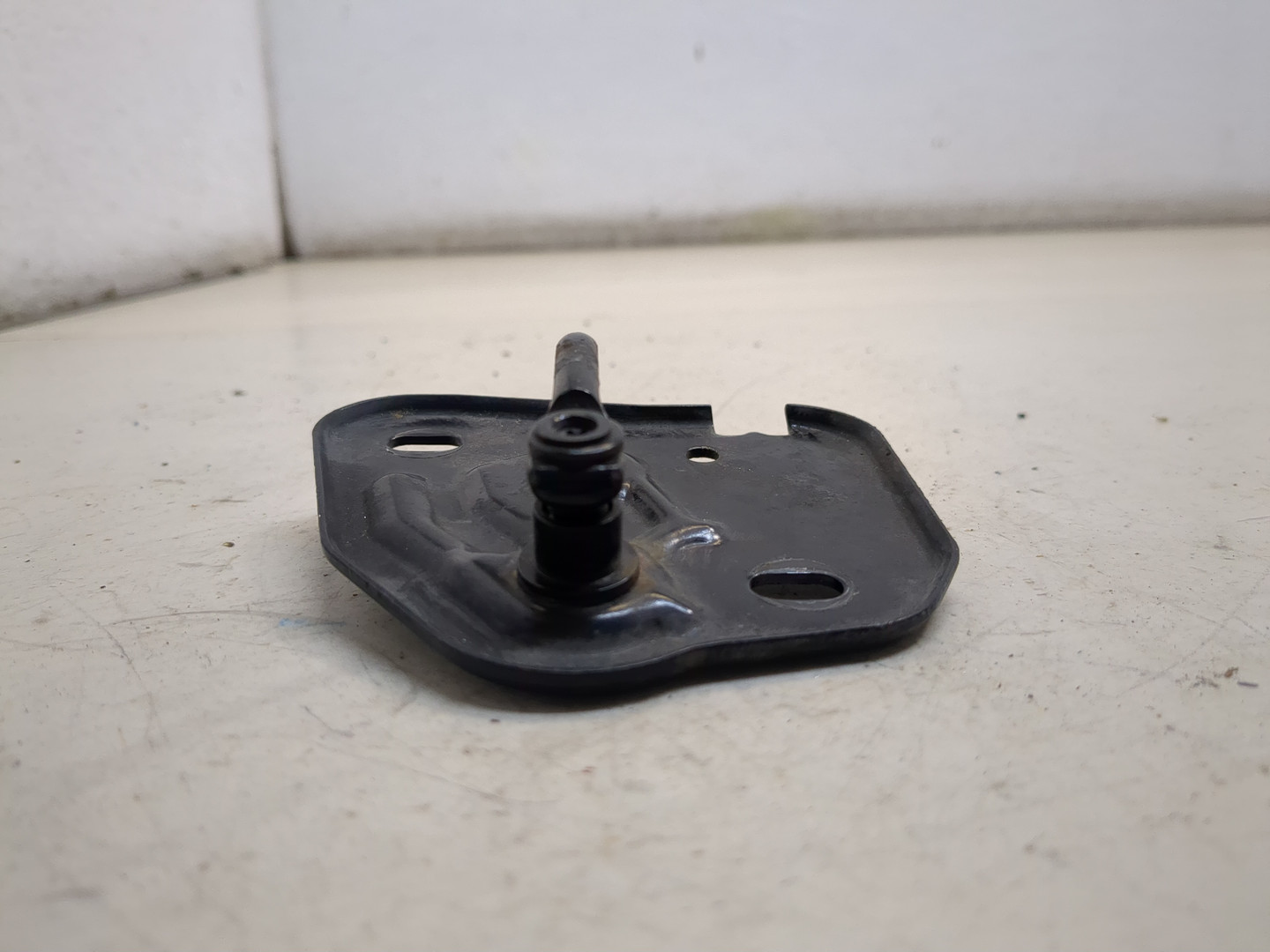 Замок капота