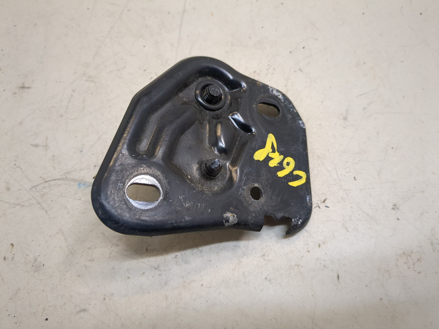 Замок капота