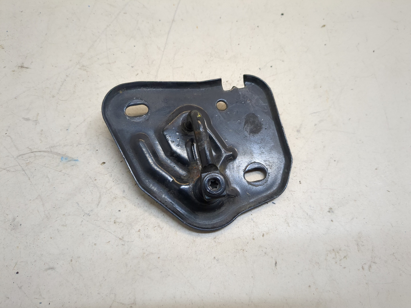 Замок капота