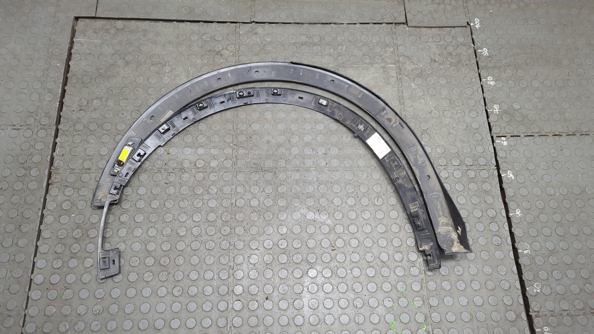 Накладка заднего крыла левого