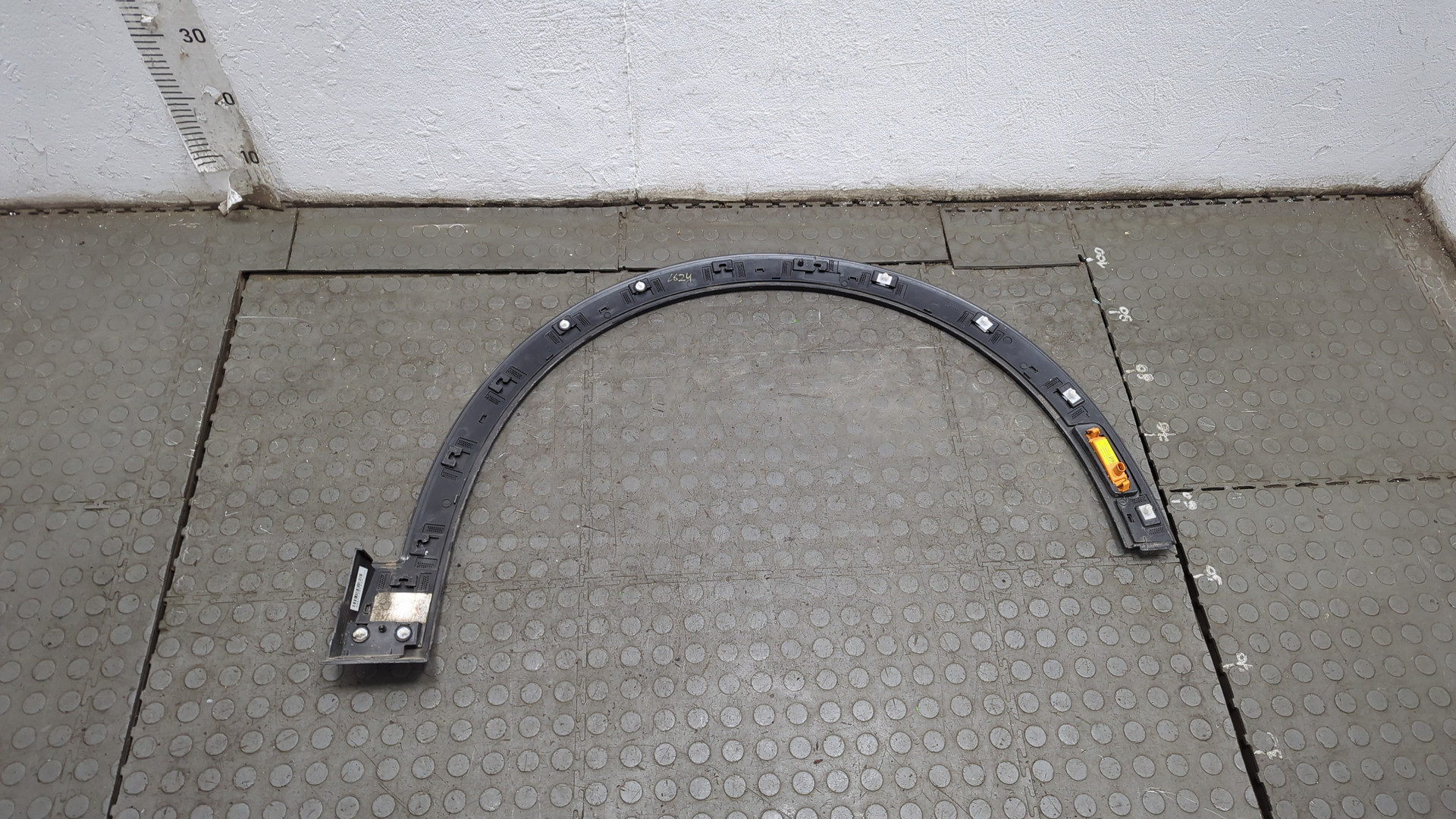 Накладка переднего крыла левого