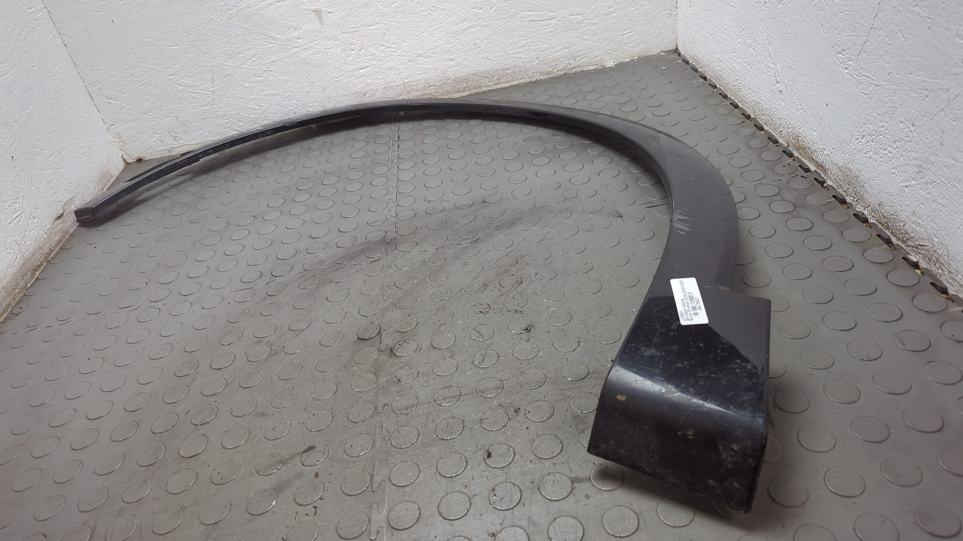 Накладка переднего крыла левого