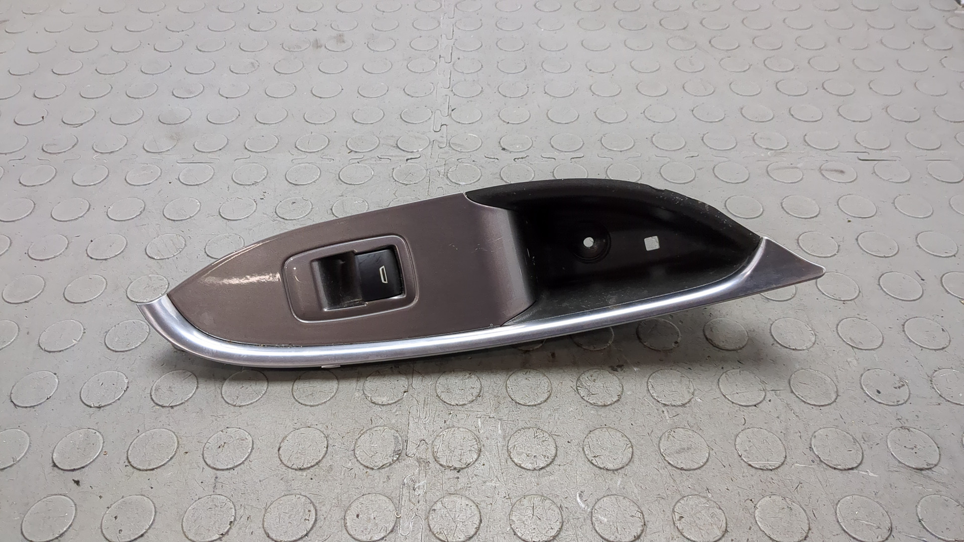 Кнопка стеклоподъемника