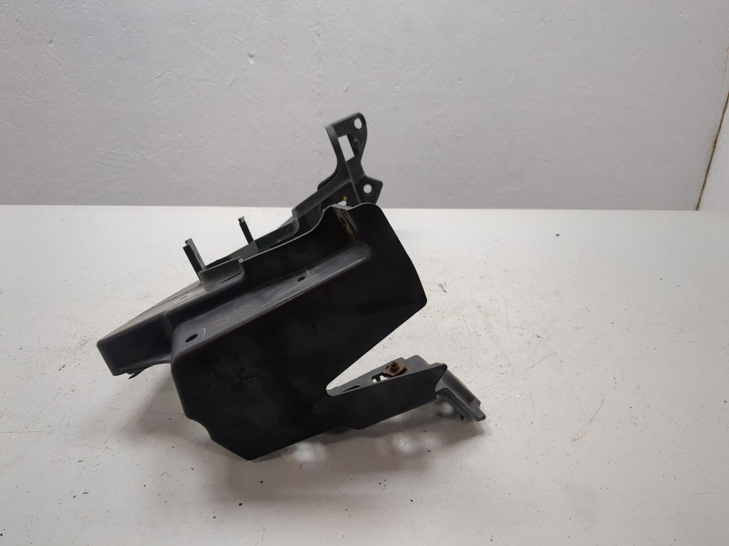 Кронштейн фар левый