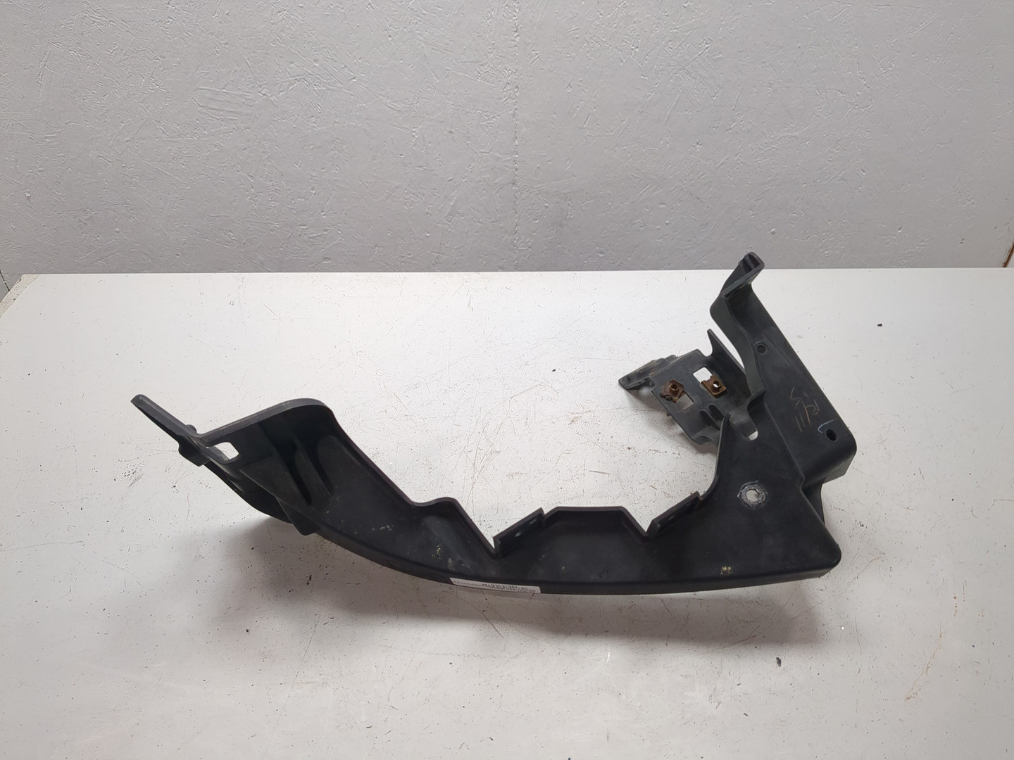 Кронштейн фар левый