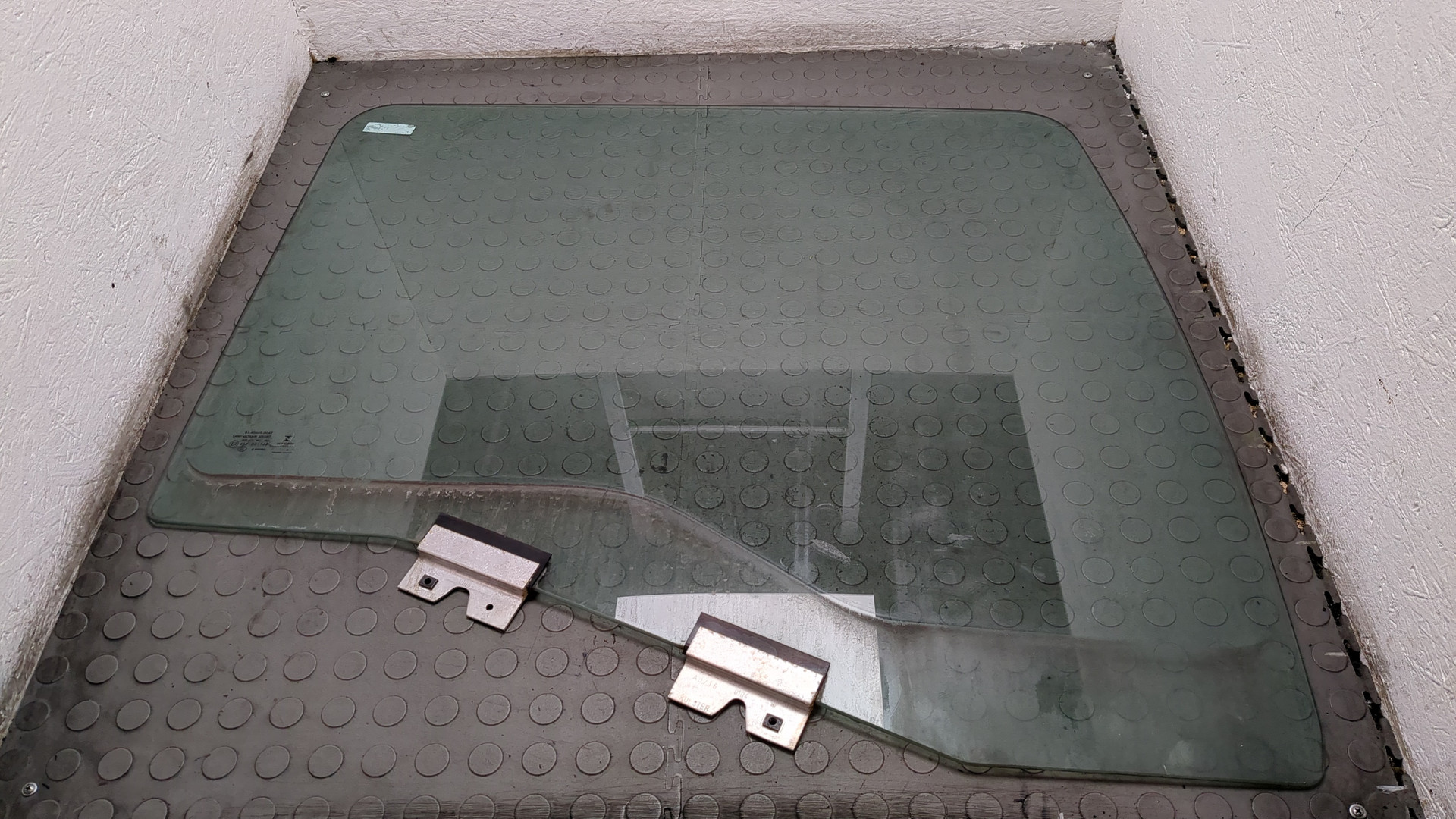 Стекло двери передней правой