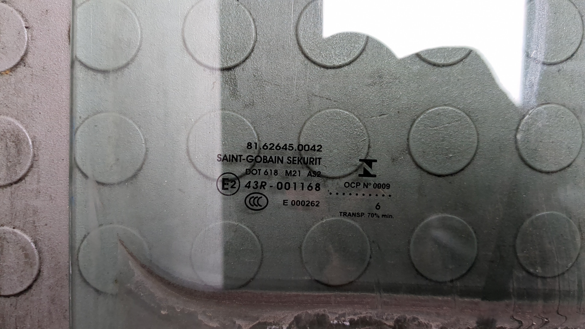 Стекло двери передней правой