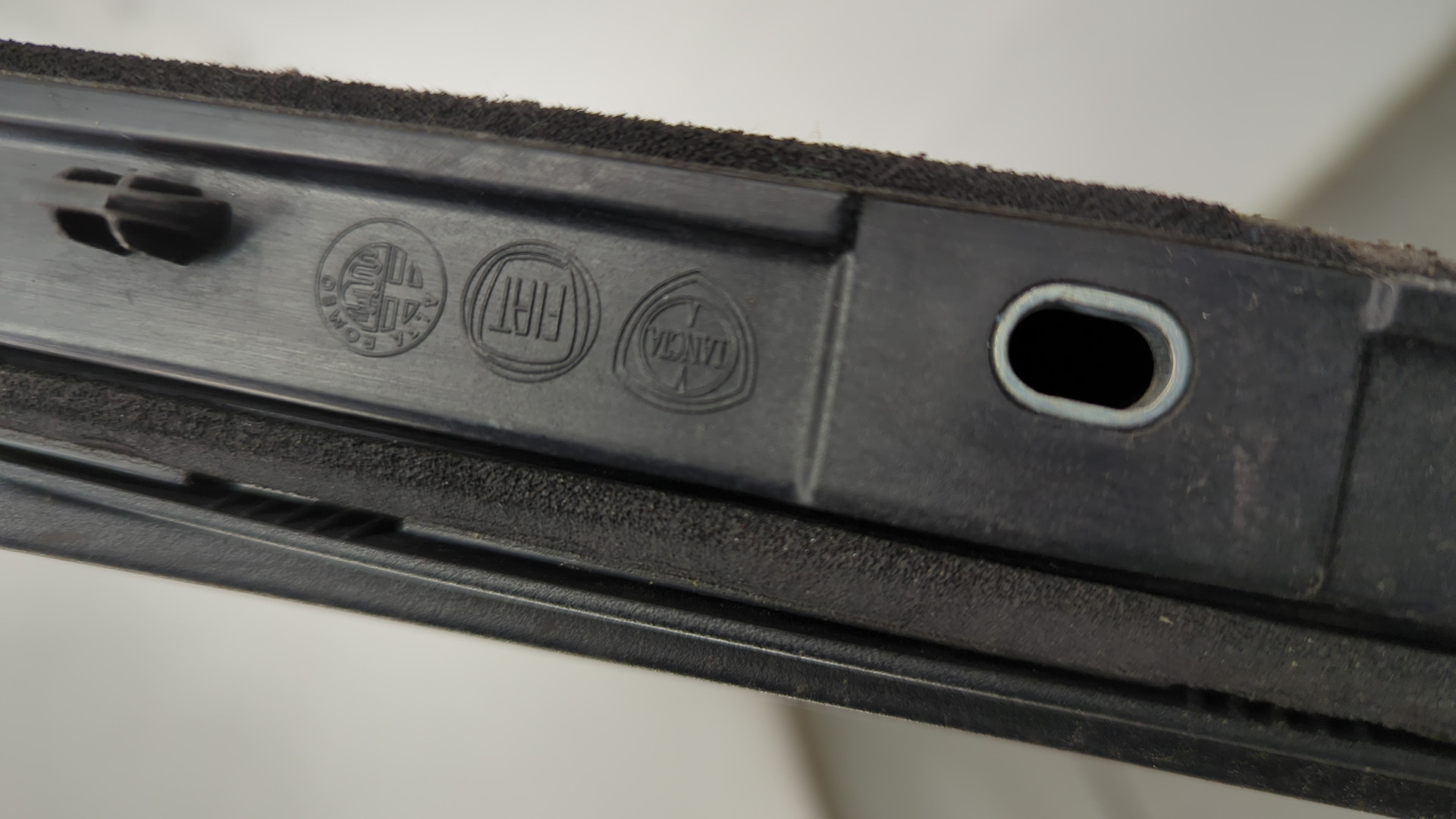 Рейлинг (релинг) правый (планка на крышу)