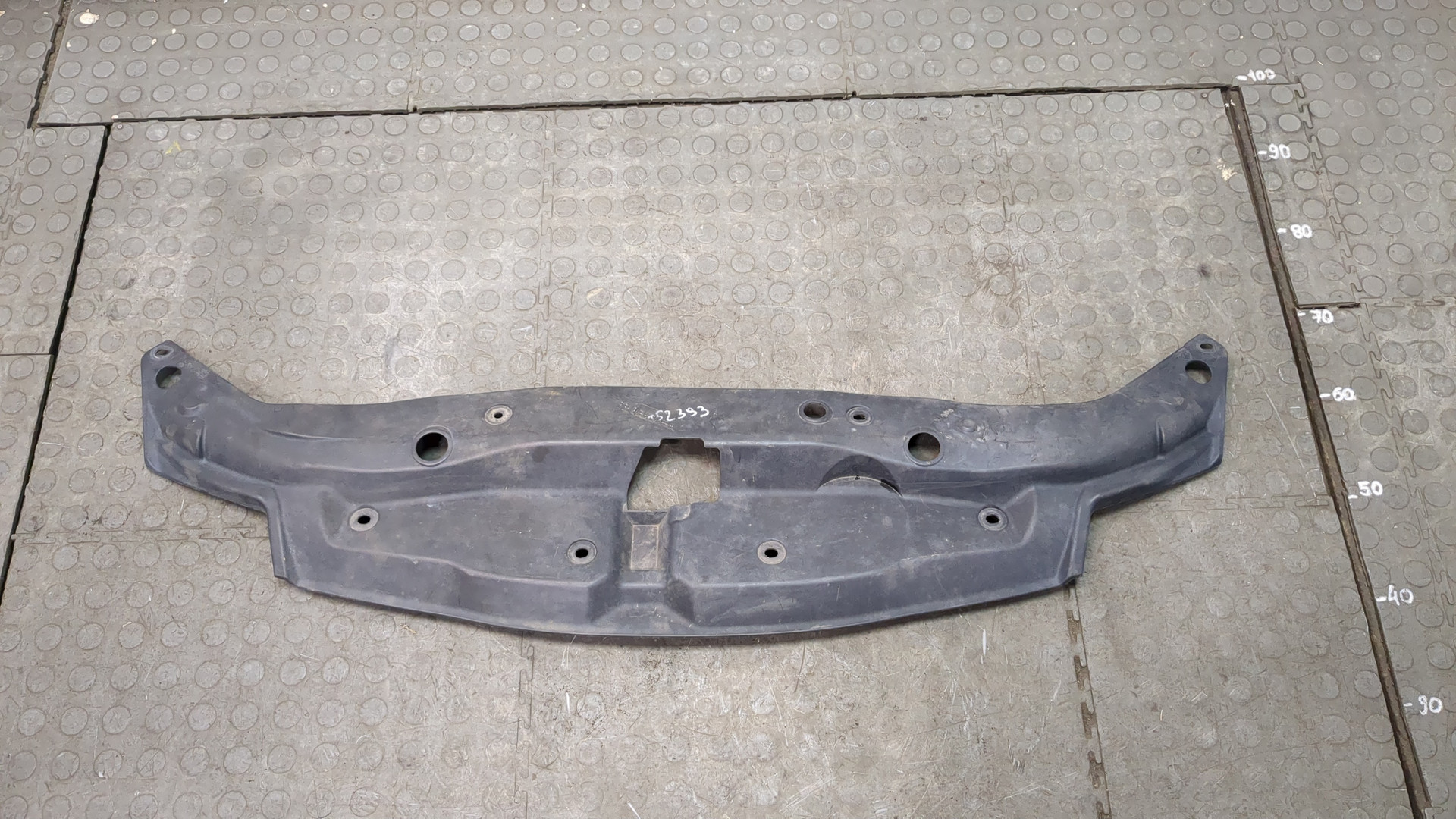 Кожух замка капота