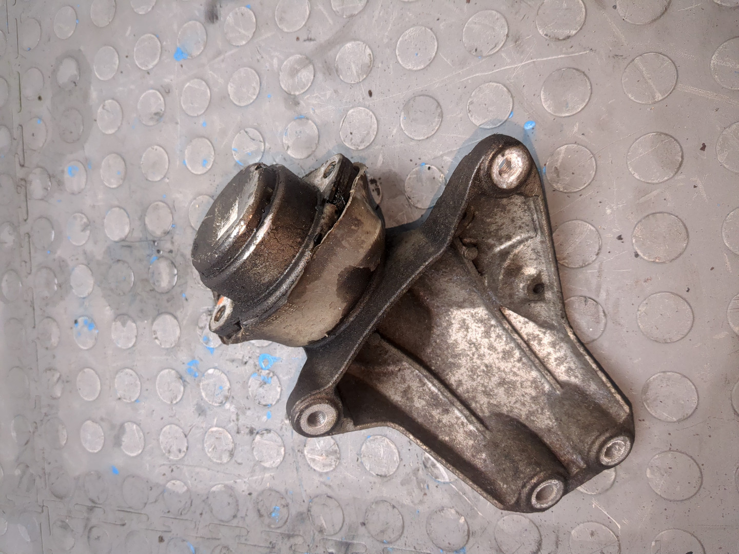 Опора КПП левая