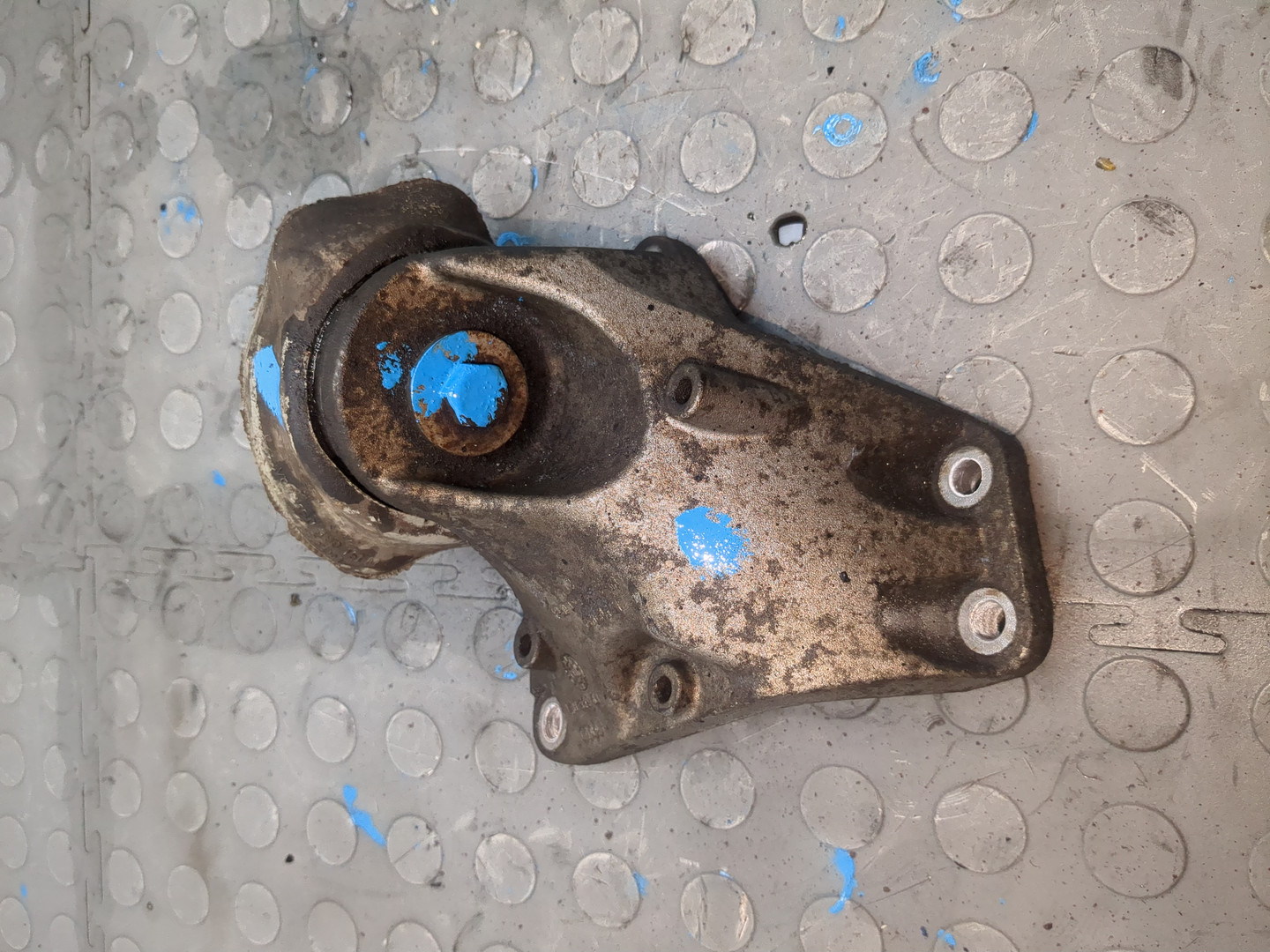 Опора КПП левая