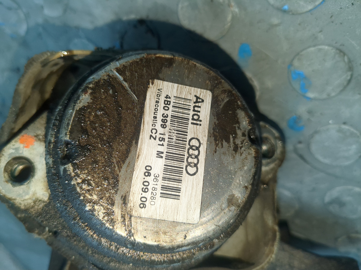 Опора КПП левая