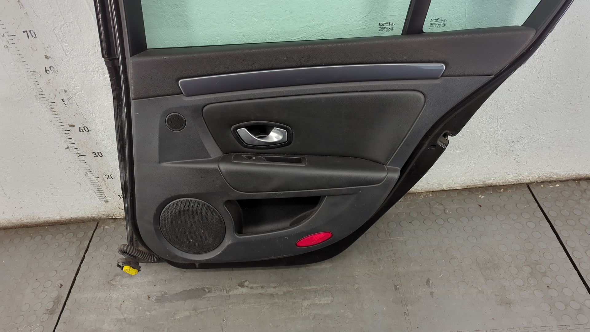 Дверь задняя правая