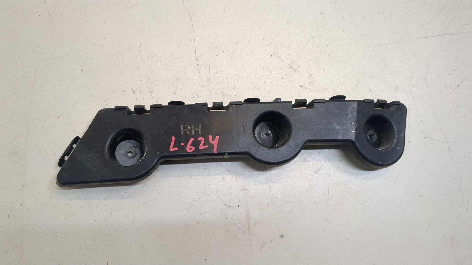 Кронштейн заднего бампера правый