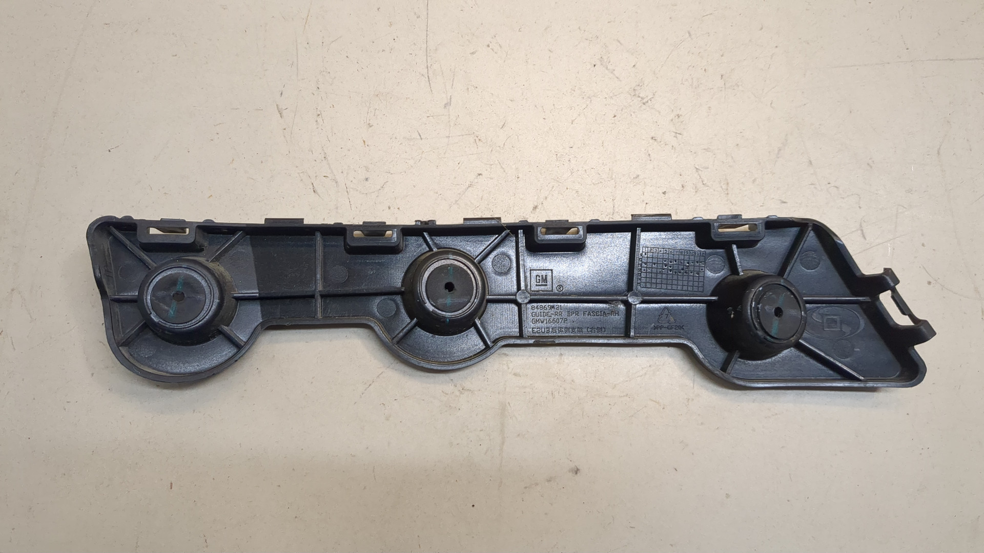 Кронштейн заднего бампера правый