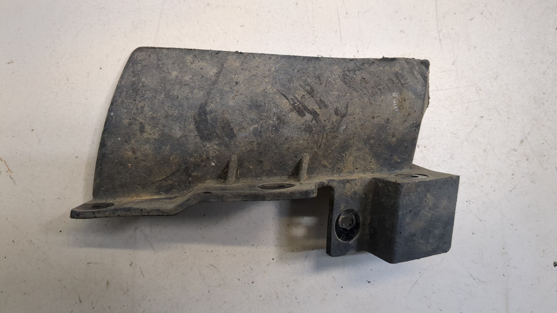 Брызговик задний левый