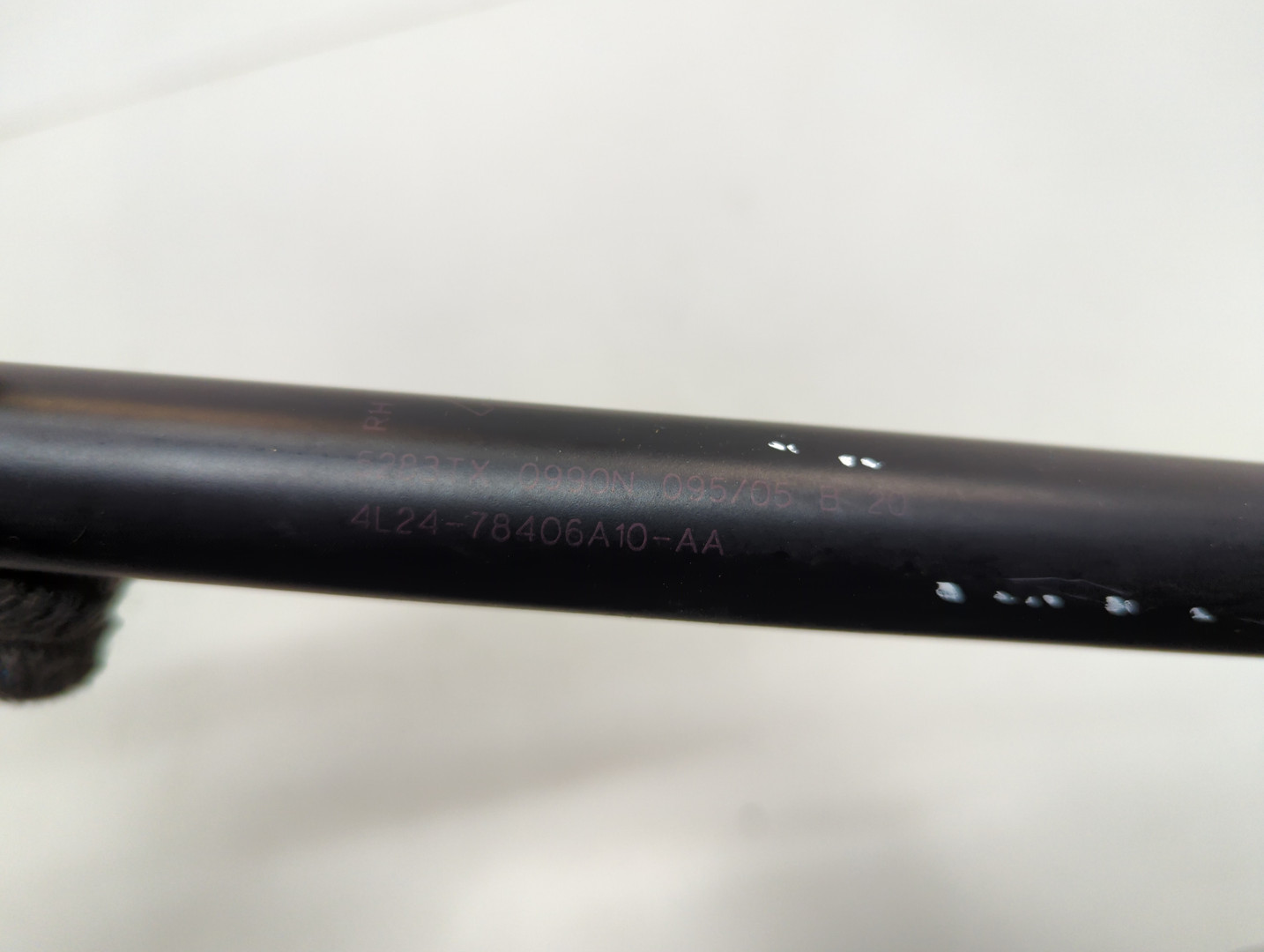 Амортизатор капота