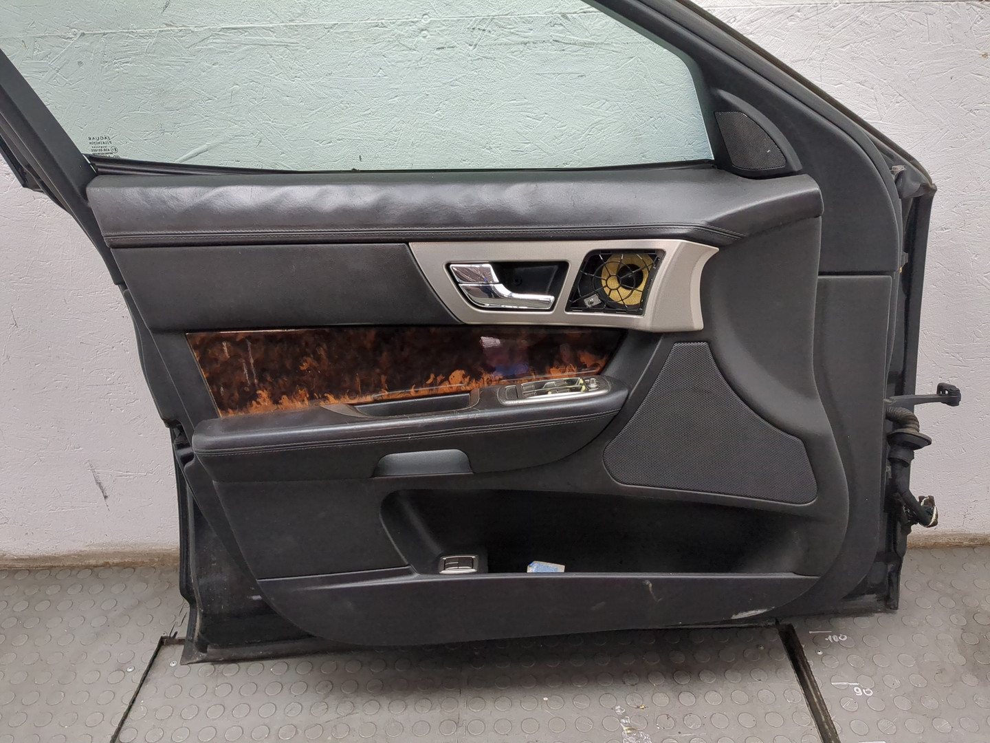 Дверь передняя левая