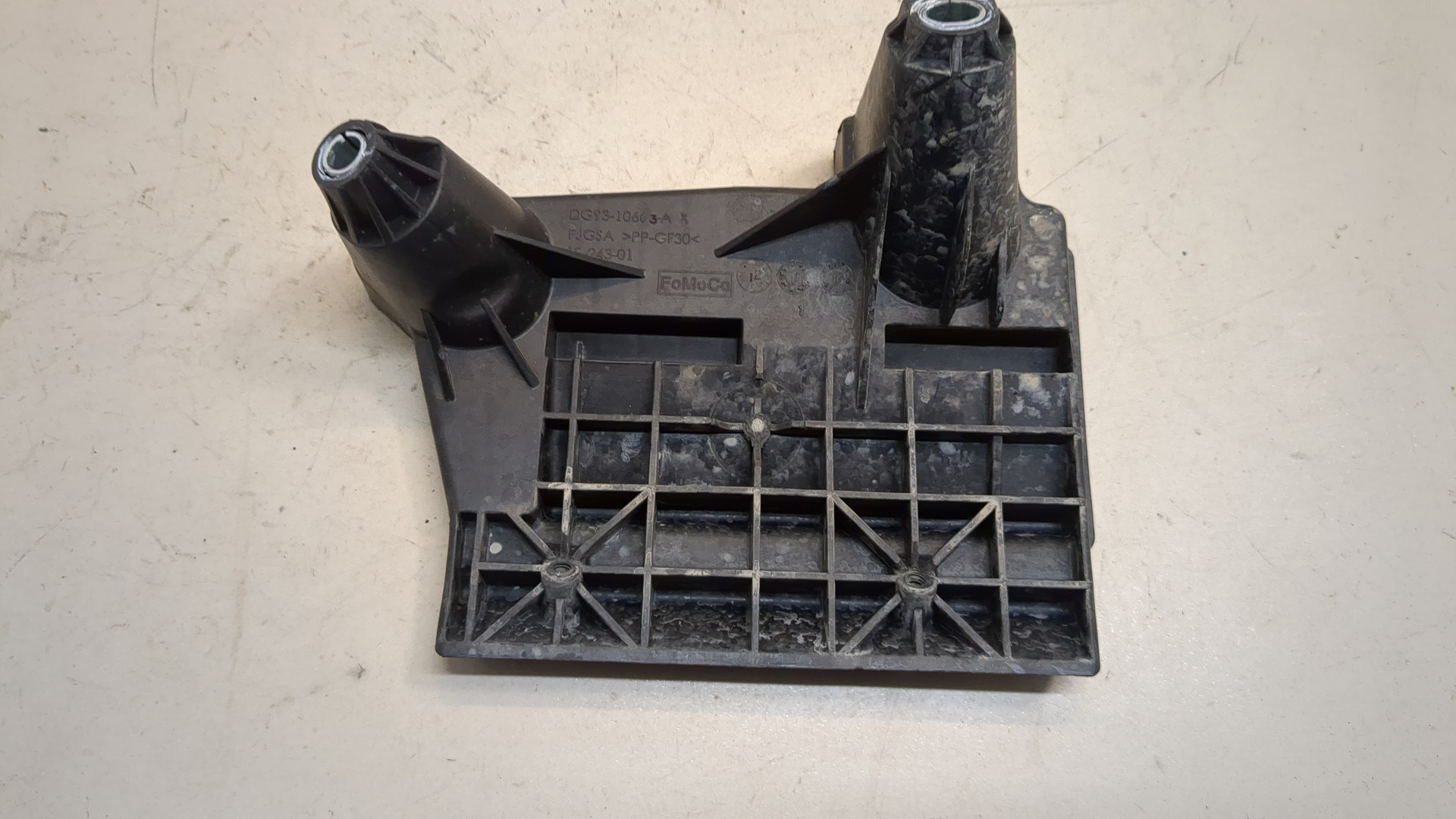 Площадка под аккумулятор (АКБ)