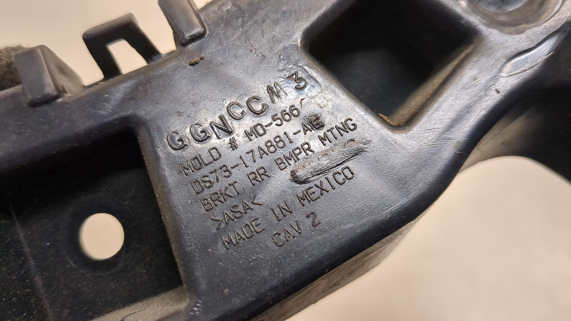 Кронштейн заднего бампера правый