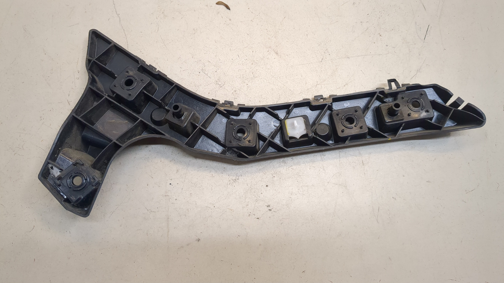 Кронштейн заднего бампера правый