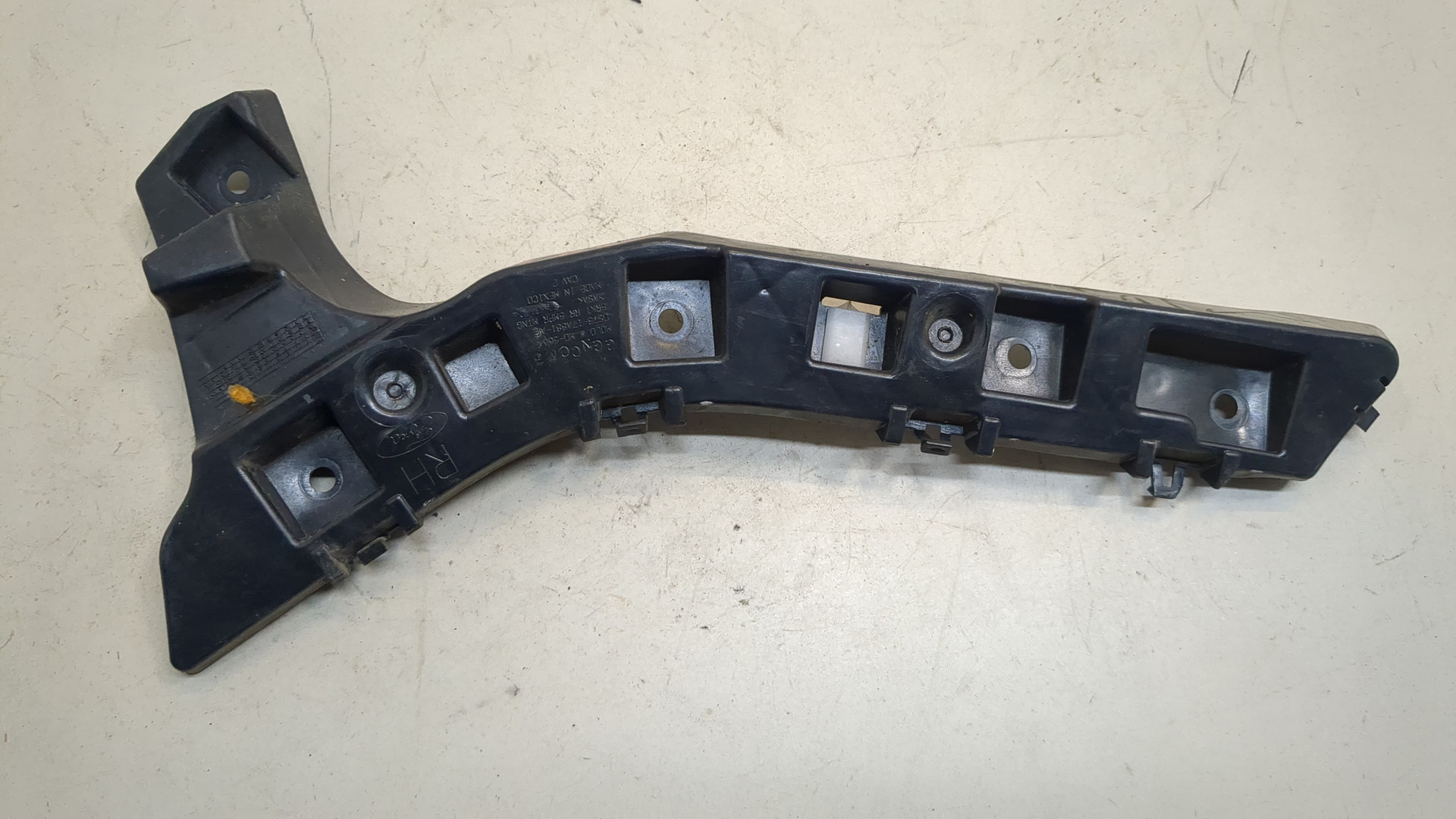 Кронштейн заднего бампера правый