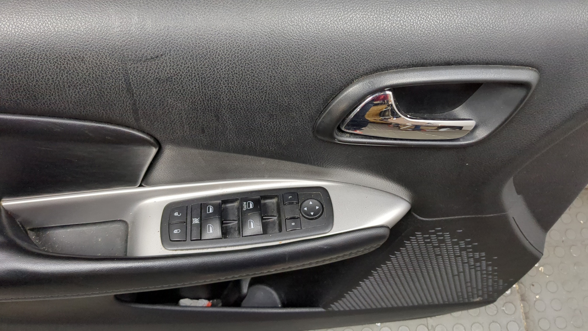 Дверь передняя левая