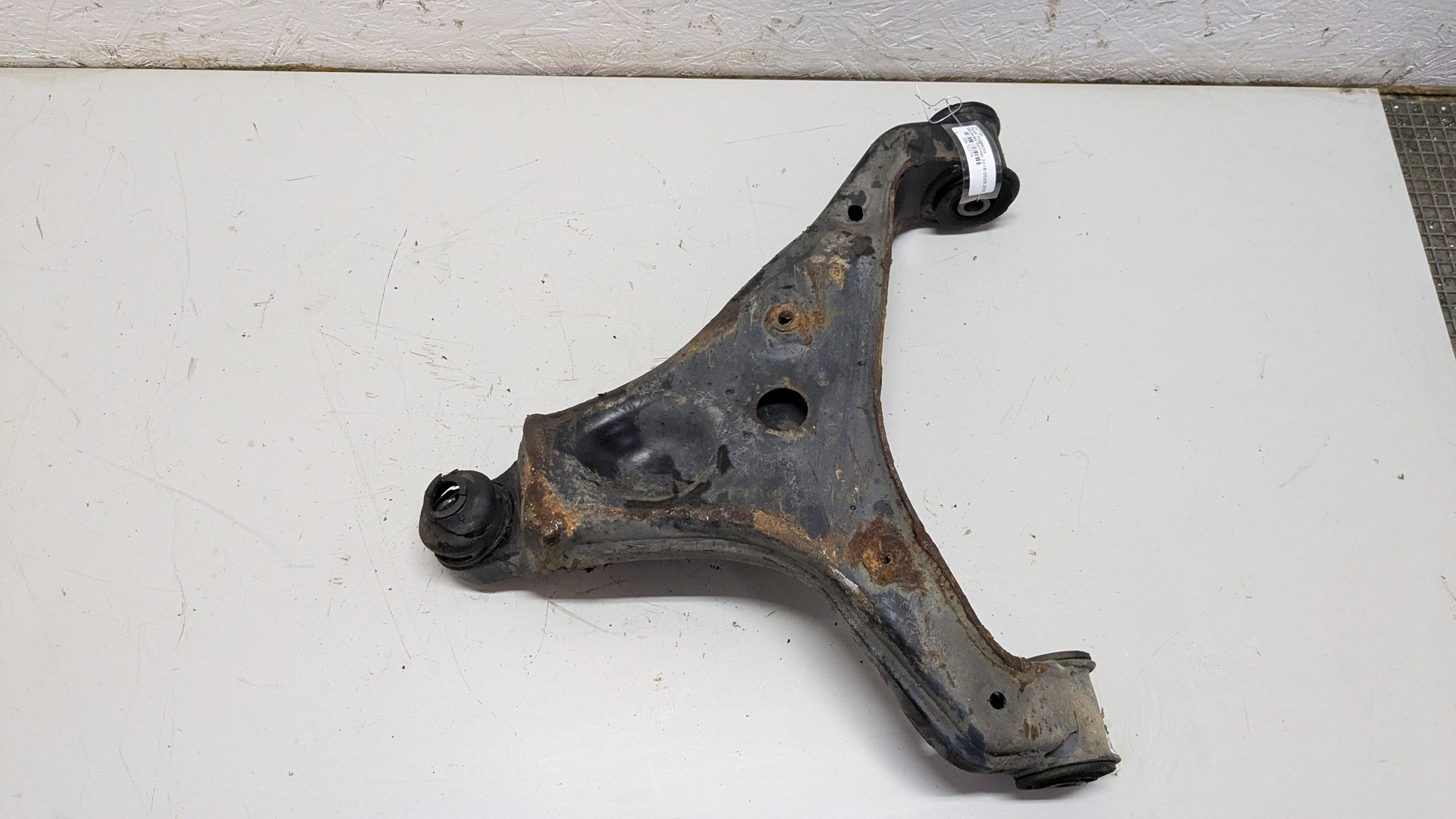 Рычаг передний правый