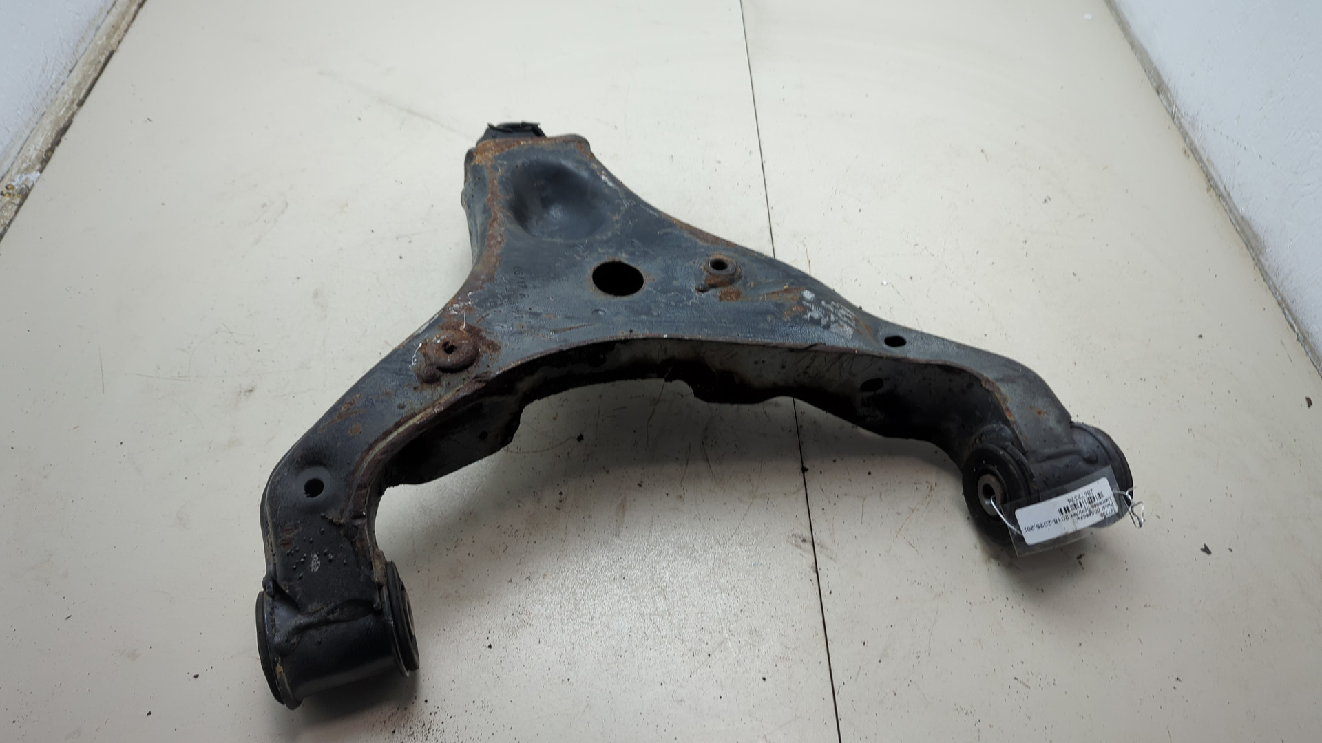 Рычаг передний правый