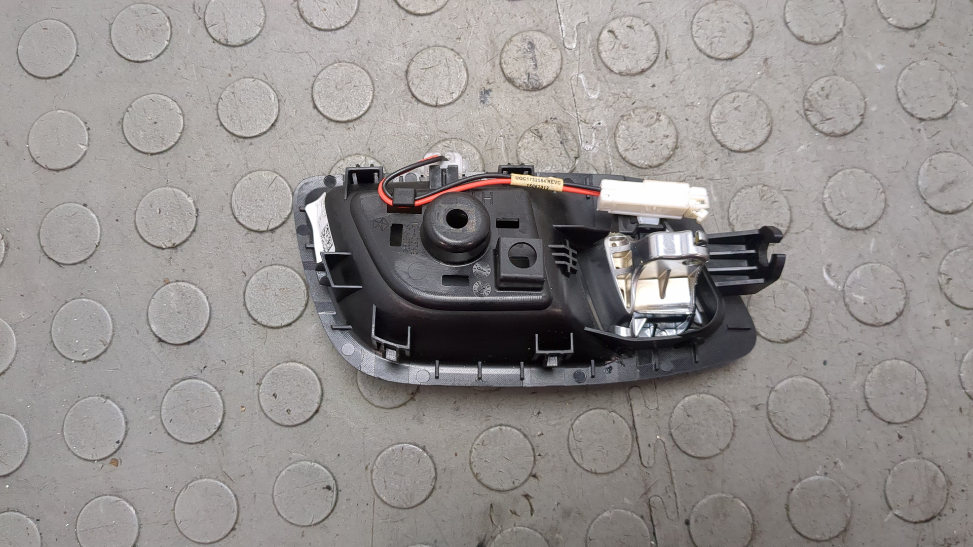 Ручка двери задней внутренняя левая