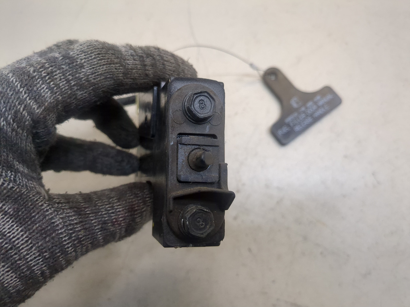 Активатор замка крышки бензобака