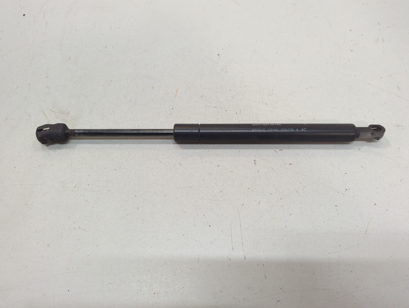 Амортизатор капота