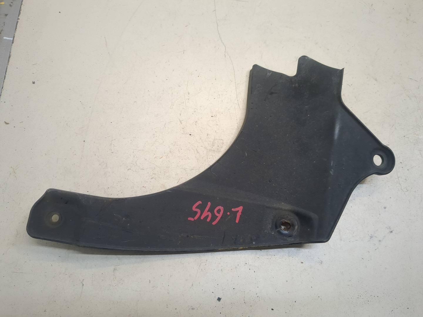 Брызговик передний левый