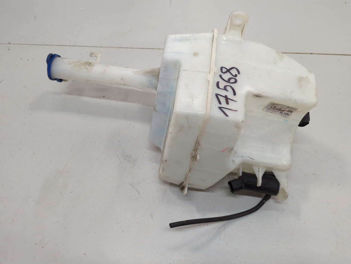 Бачок омывателя лобового стекла