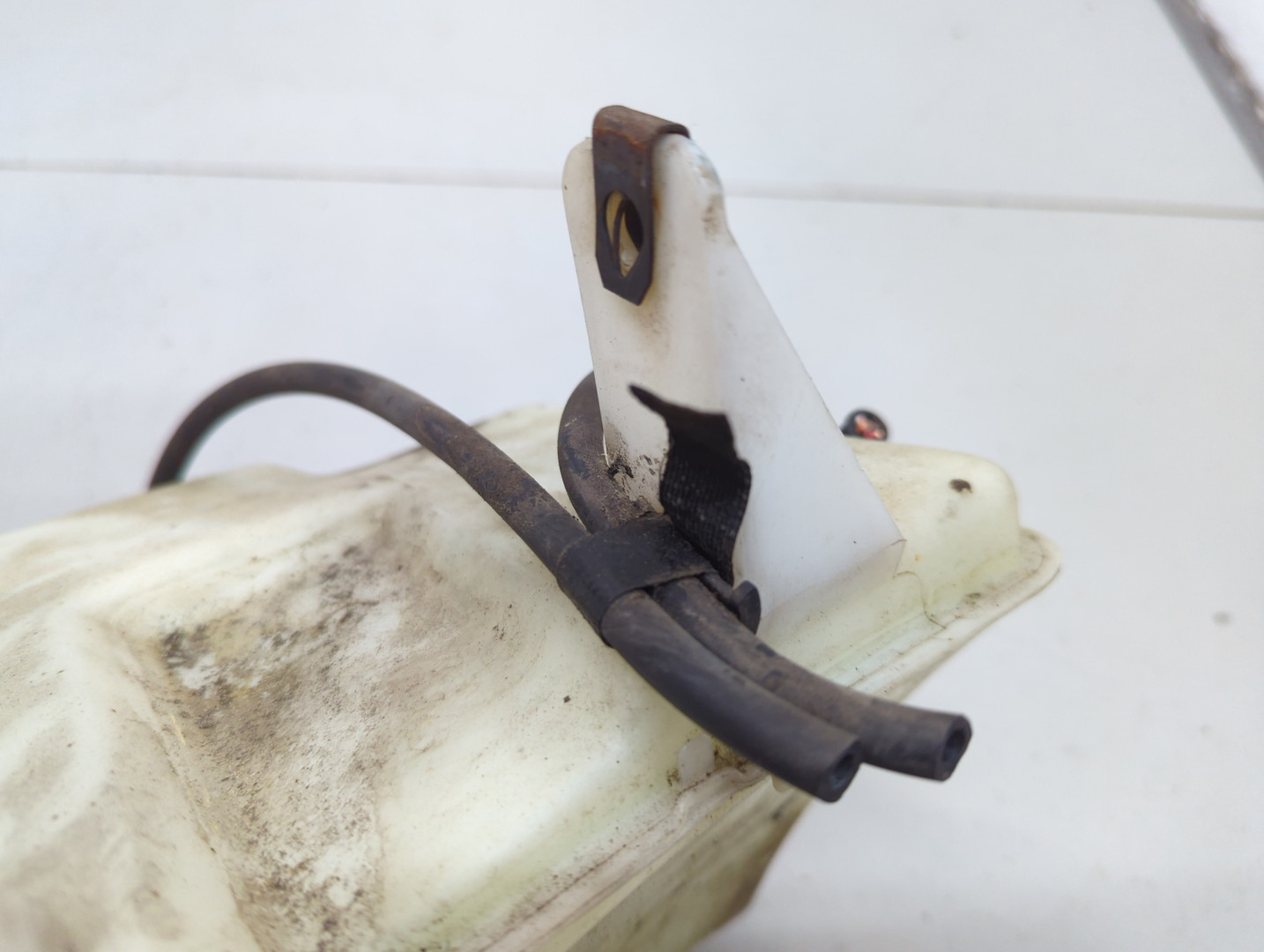 Бачок омывателя лобового стекла