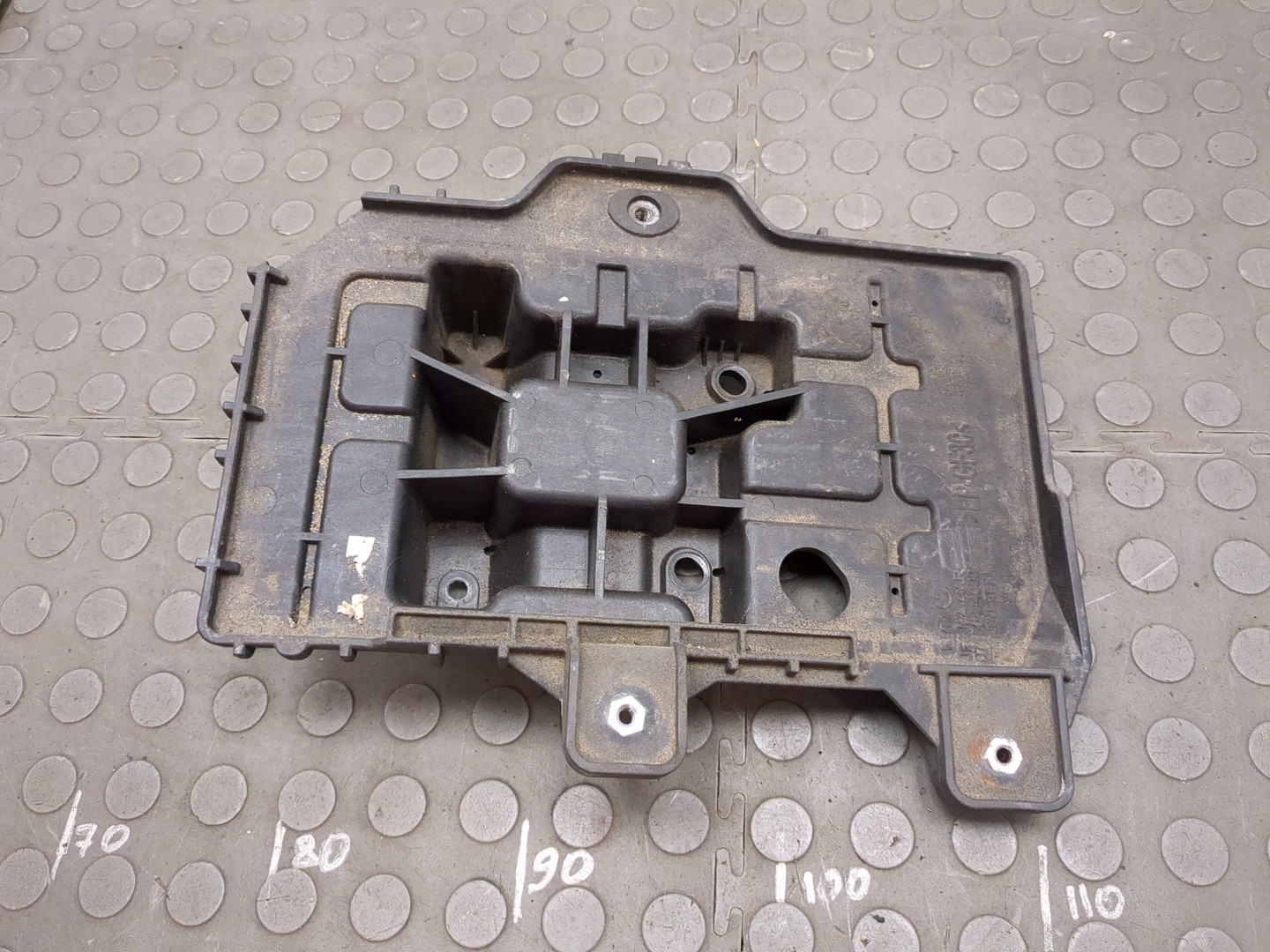 Площадка под аккумулятор (АКБ)