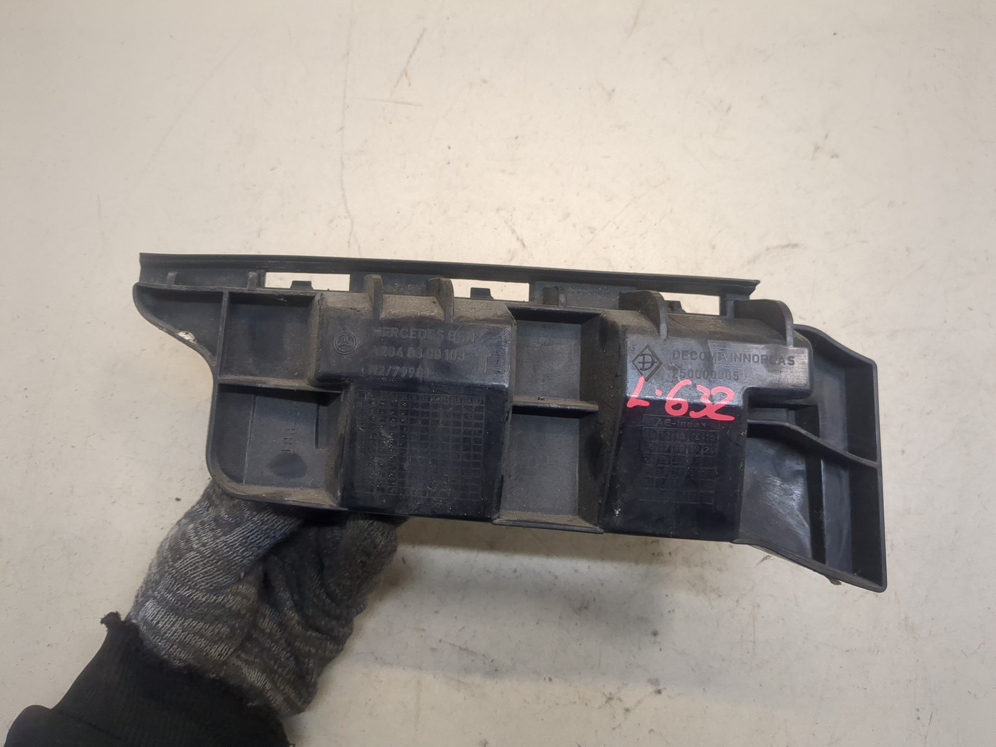 Кронштейн заднего бампера левый