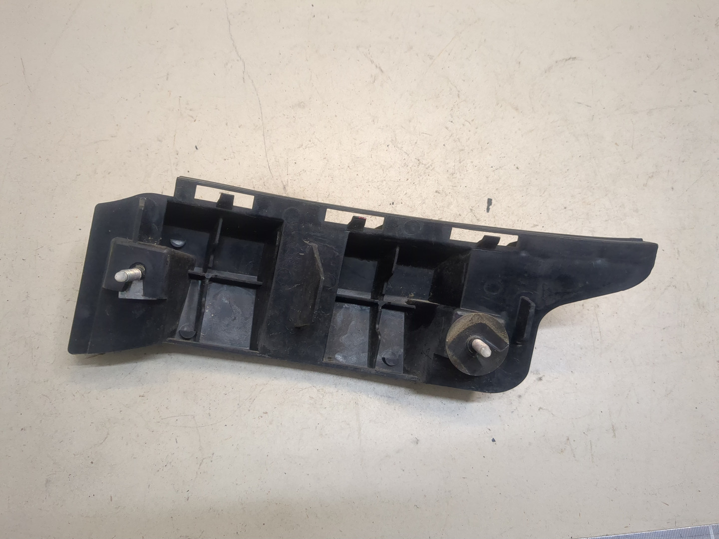 Кронштейн заднего бампера левый