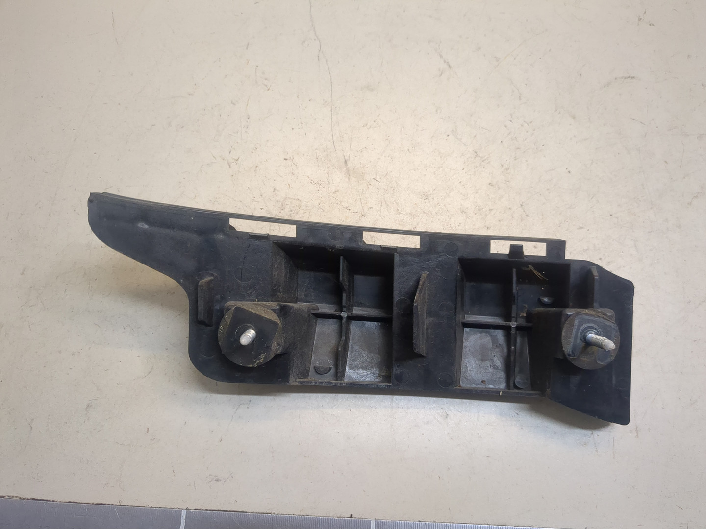 Кронштейн заднего бампера правый