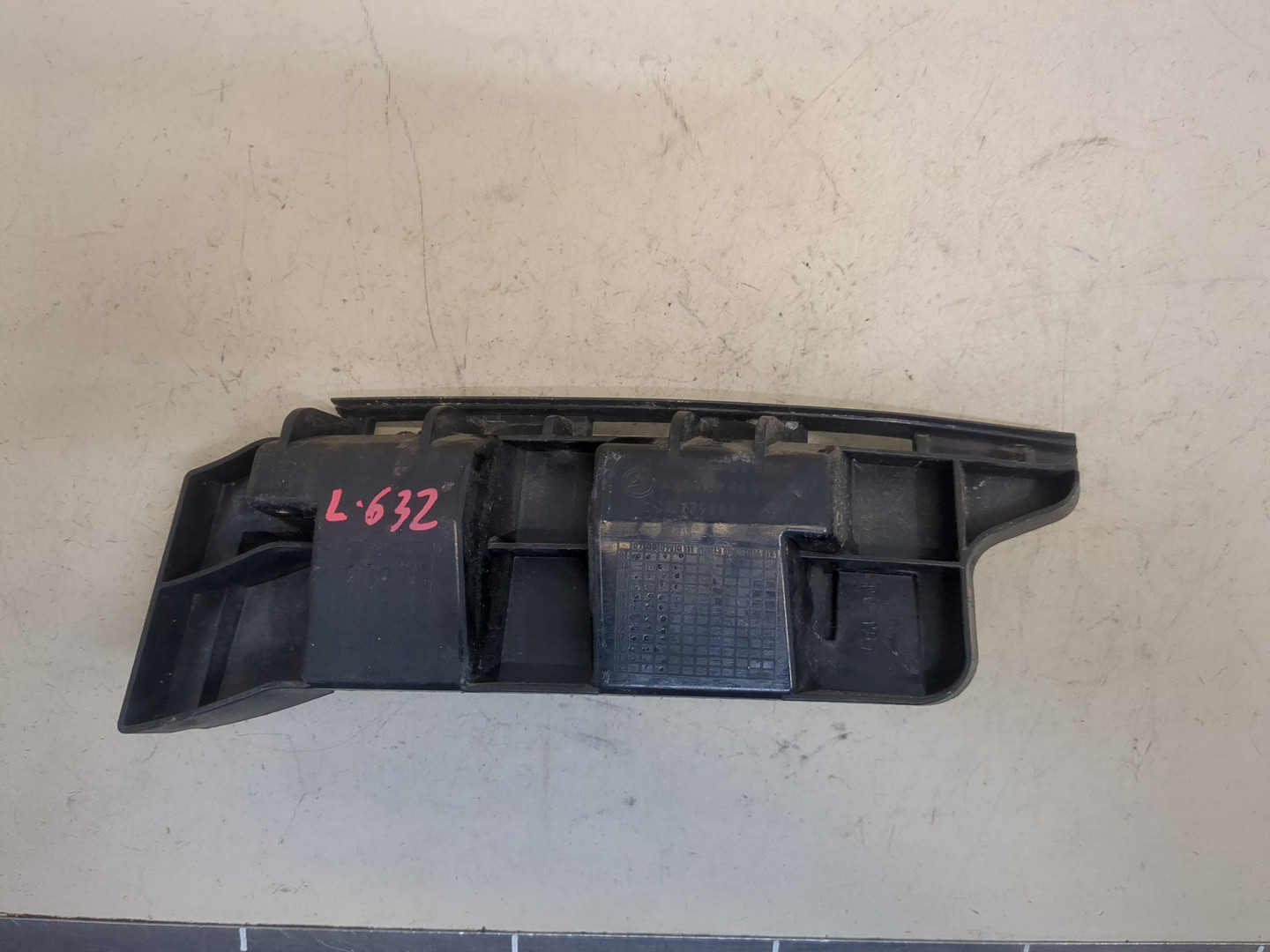 Кронштейн заднего бампера правый