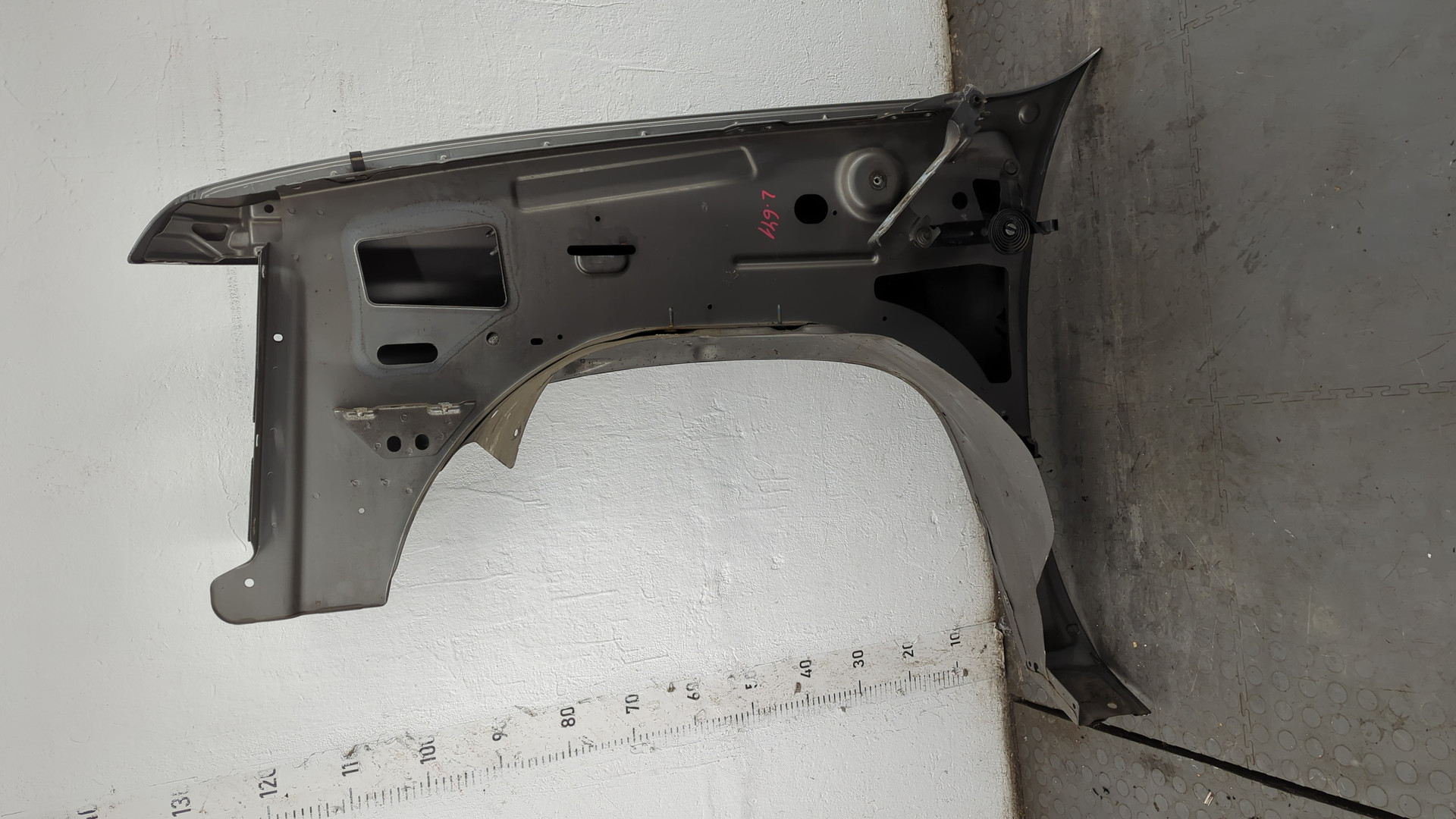 Крыло переднее правое