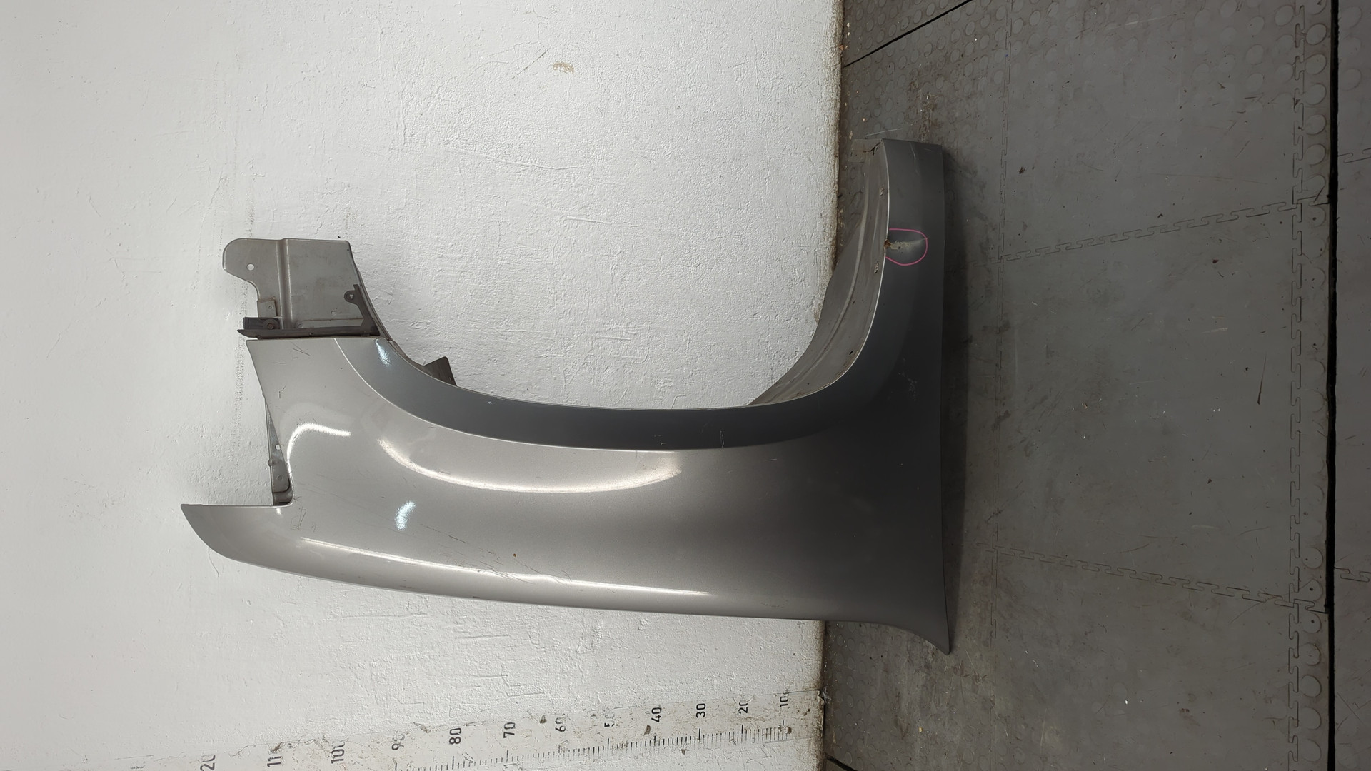 Крыло переднее правое