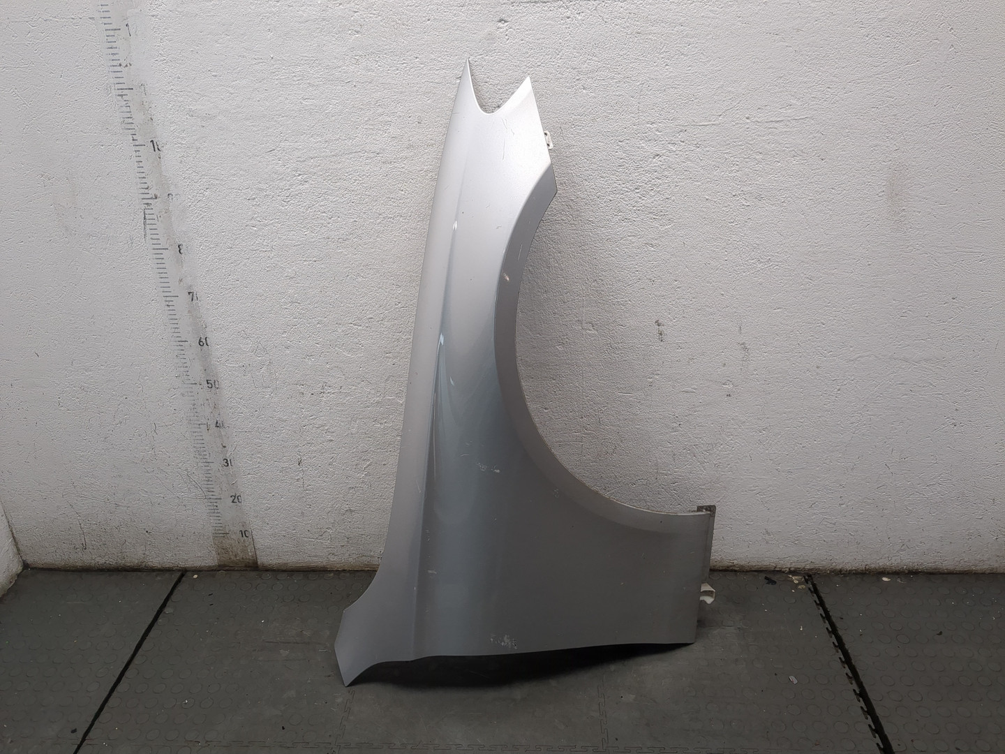 Крыло переднее правое