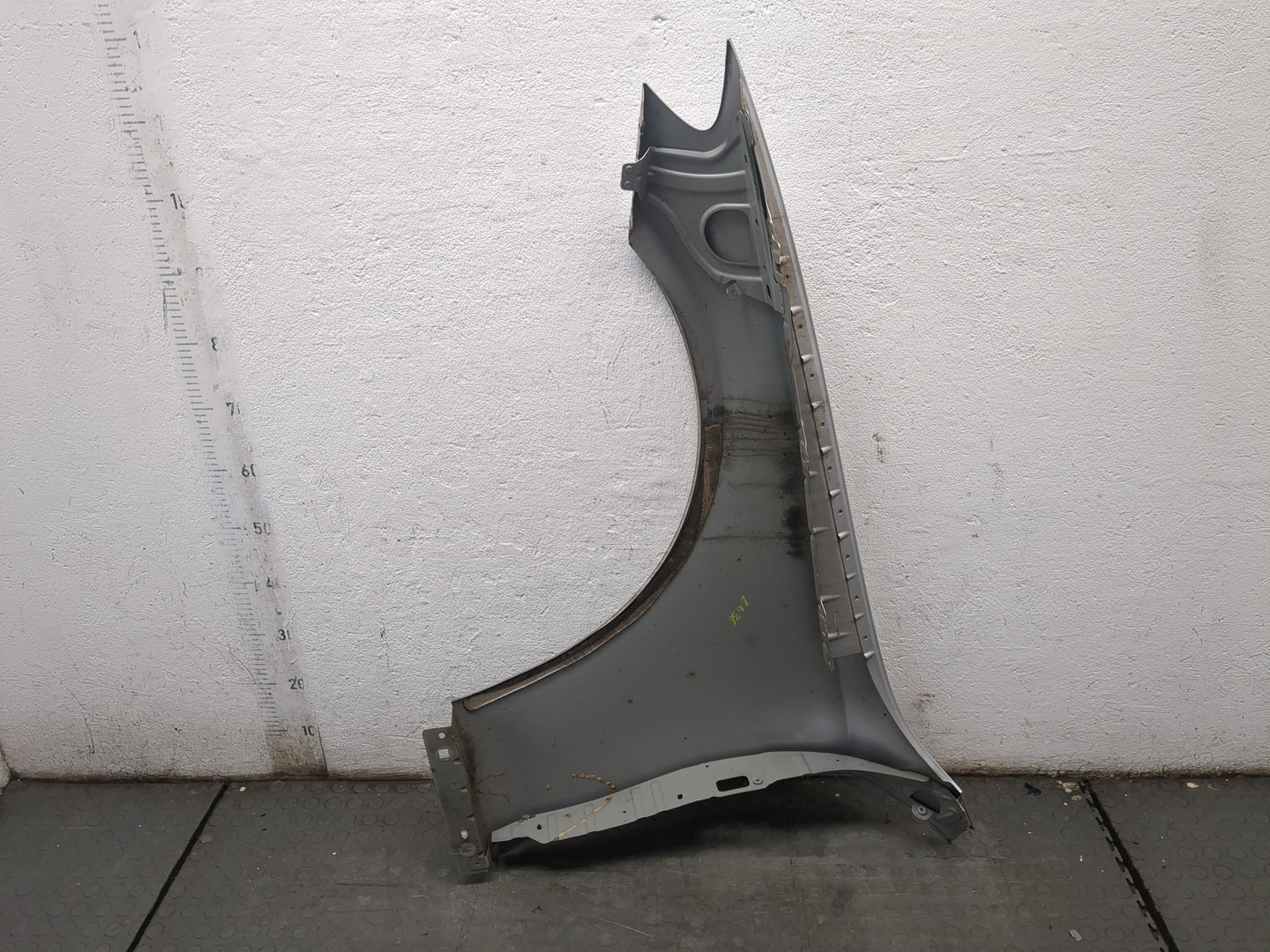 Крыло переднее правое