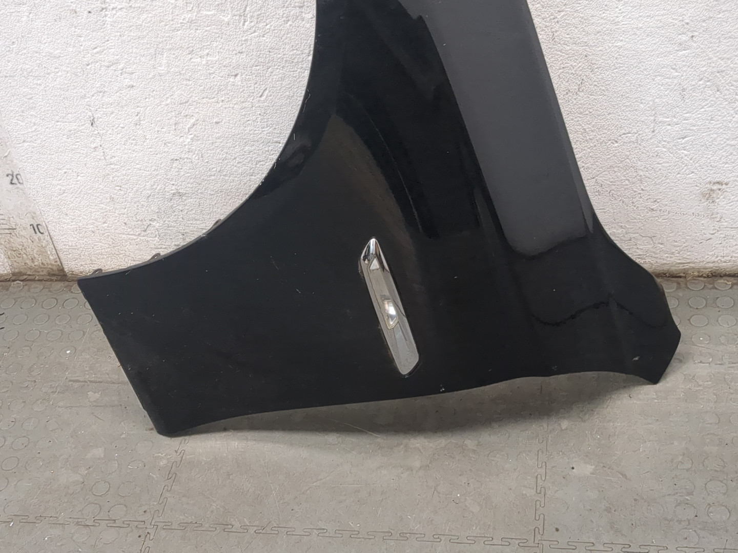 Крыло переднее левое