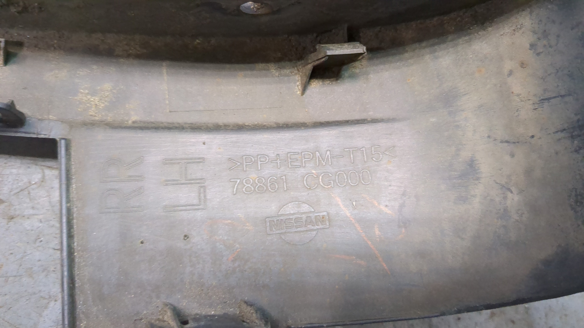 Накладка заднего крыла левого