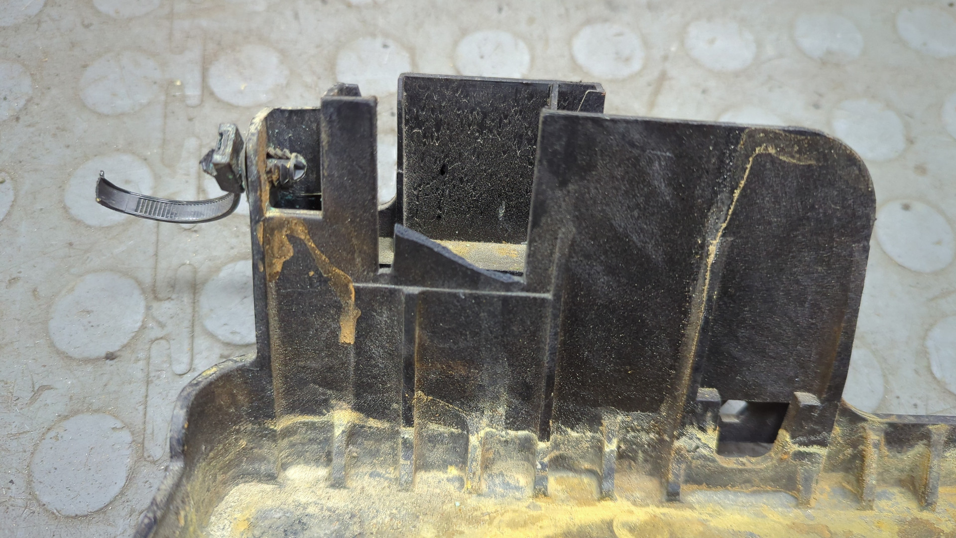 Площадка под аккумулятор (АКБ)